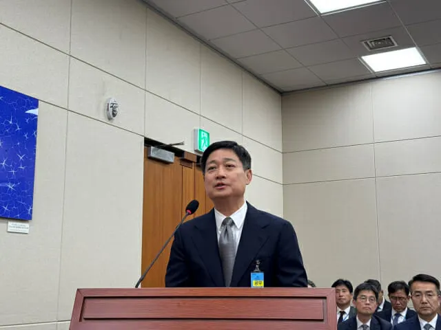 LG Uplus CEO Hong Bum-shik answering lawmakers' questions at a National Assembly audit hearing in Seoul.