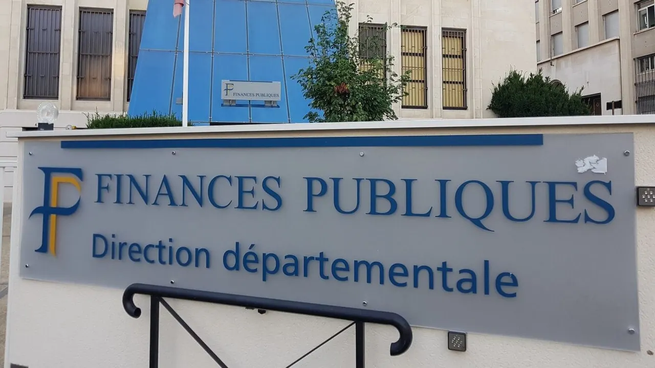 Illustration of a padlock over a French tax form symbolizing the hack of the French tax authority's systems.