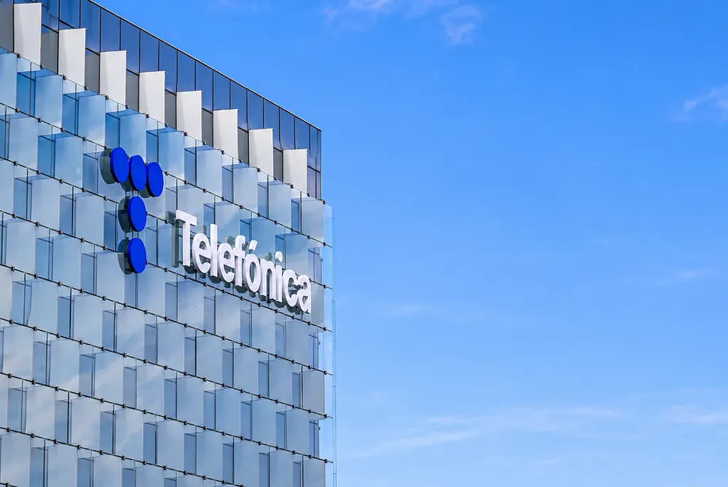A traditional landline telephone beside a fibre-optic router, symbolising Spain's universal telecom service.