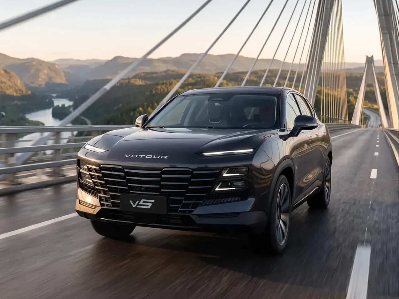 Front three-quarter view of the Votour V5 urban crossover with a large grille, slim daytime running lights and 19-inch wheels.