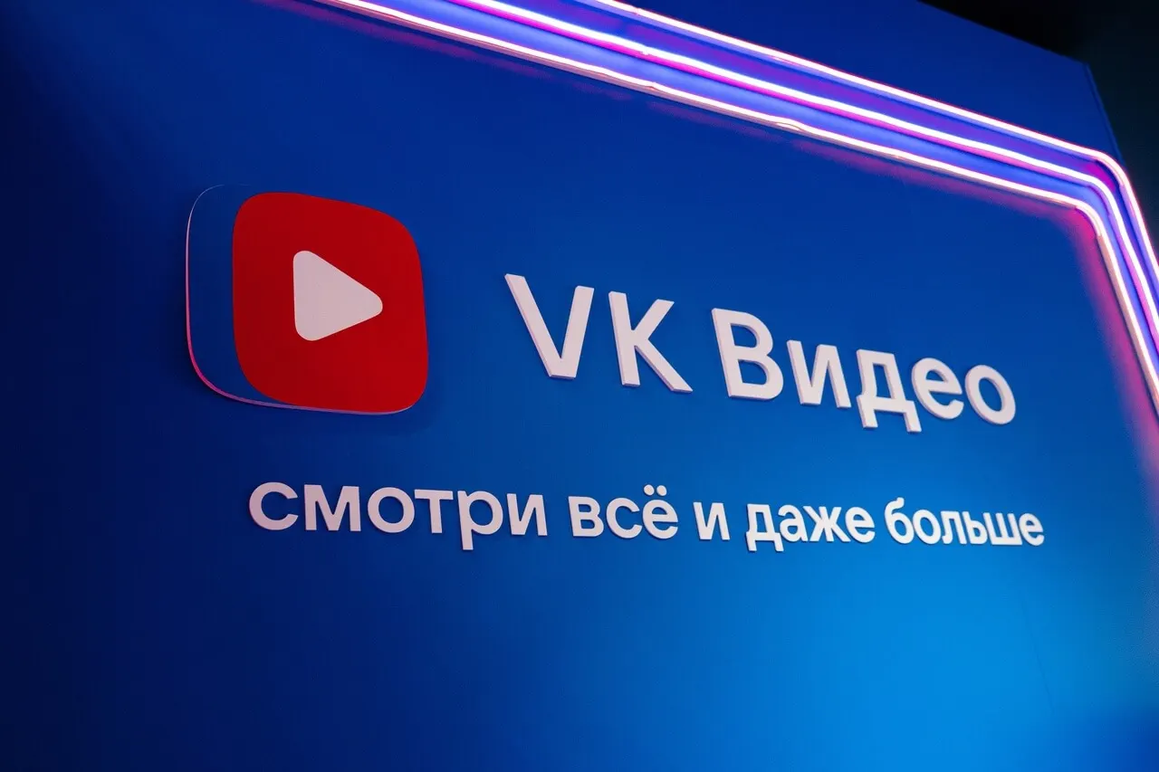 Smartphone, tablet and laptop screens showing a video player with a progress bar, illustrating faster video start-up.
