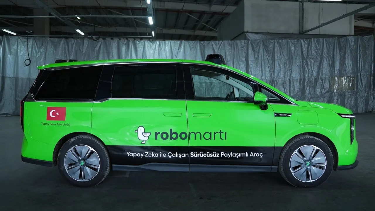 A driverless RoboMartı vehicle with no one at the wheel, equipped with cameras, lidar and radar sensors, driving on a city street in Türkiye.