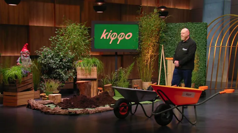 A wheelbarrow fitted with rotating Kippo handles in a garden, designed to relieve strain on the wrists.