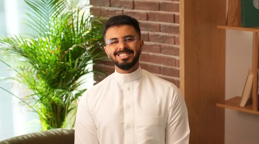 A host reviewing a digital guest list and RSVP dashboard on a smartphone ahead of an event in Saudi Arabia.