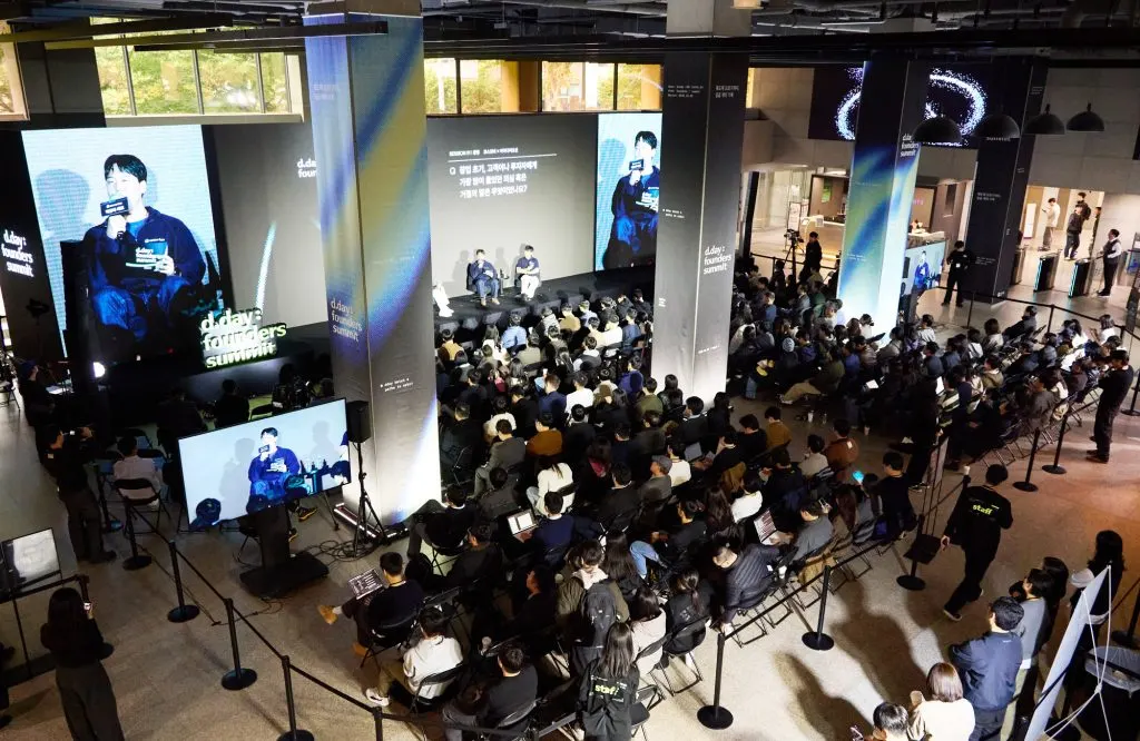 Deep tech startup founders speaking on stage at the d.camp Batch 4 d.day event in Mapo, Seoul.