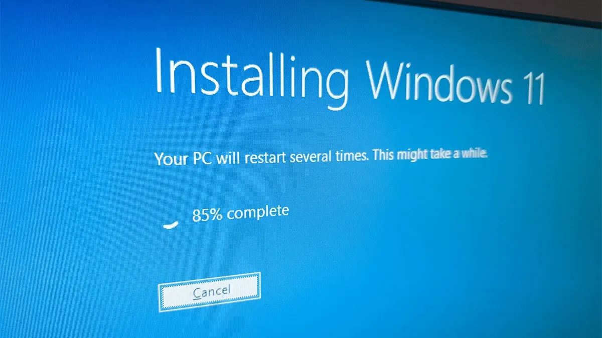 A laptop showing a Windows 11 recovery screen while reinstalling the operating system over the internet.