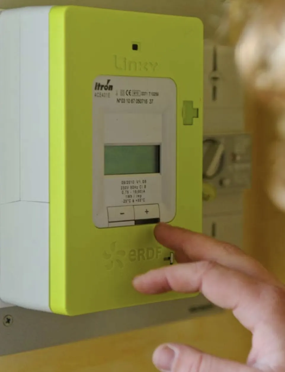 Electricity meter and a calendar with red days marked, illustrating EDF's Tempo pricing option in winter.