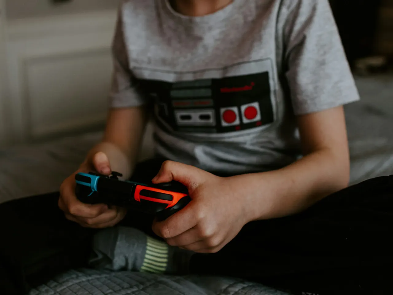 Gamer playing on a PC with a gavel and a parliament building in the background, symbolizing video game regulation in Russia