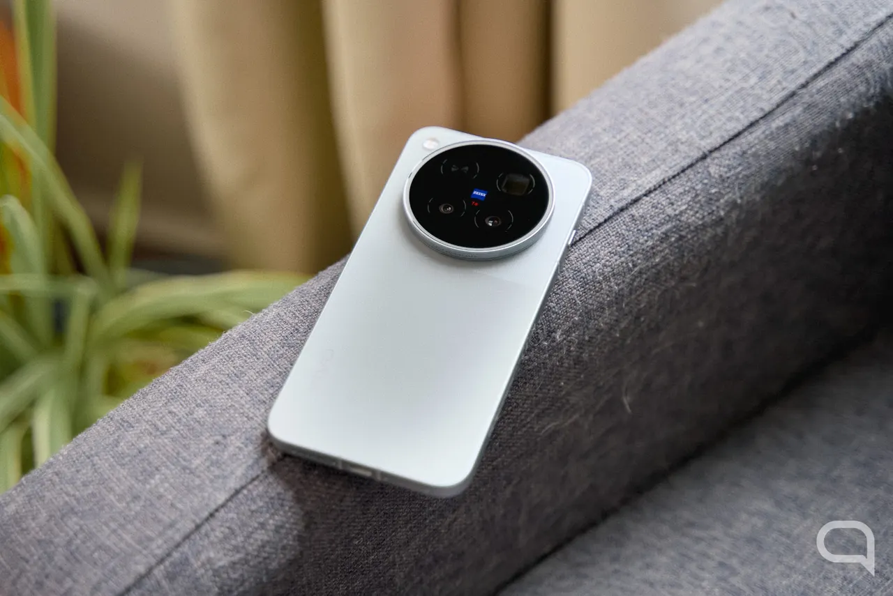 The vivo X500 Pro Max smartphone with its ZEISS triple camera module and an attached telephoto extender kit.